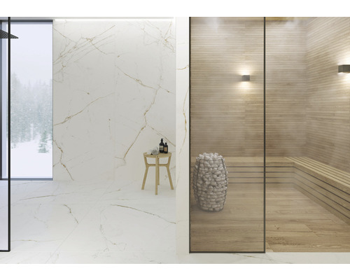 Salle de bains avec carrelage en marbre, douche et sauna