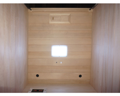 Intérieur d''un sauna avec revêtement en bois, éclairage et panneau de commande