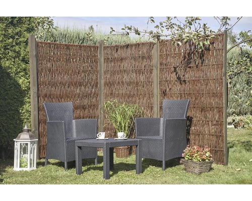 Paravent en osier avec salon de jardin sur pelouse