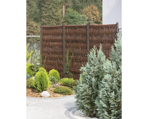 Scène de jardin avec clôture tressée comme écran de confidentialité