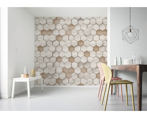 Séjour avec papier peint imitation bois hexagonal sur le mur, impression claire et spacieuse