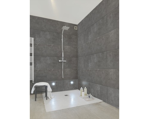 Salle de bains moderne avec carrelage gris, douche et tabouret