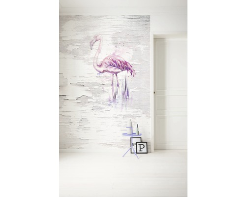 Scène avec un revêtement mural à motif de flamant rose, une petite table d''appoint et deux photos encadrées dans une pièce lumineuse.