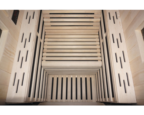 Vue intérieure d''un sauna avec des bancs en bois et des fentes de ventilation