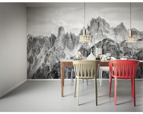 Salle à manger avec papier peint photo paysage de montagne, table à manger avec chaises et suspensions