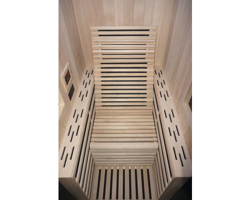 Vue intérieure d''un sauna avec des bancs en bois et des lambris en bois