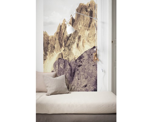 Mur avec motif de montagne, lampe et surface de couchage dans une pièce lumineuse