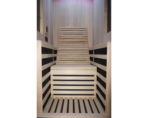 Intérieur d''un sauna avec des bancs en bois