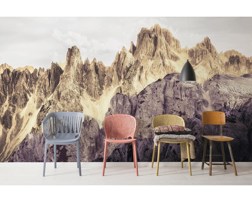 Scène avec quatre chaises devant un papier peint photo avec un motif de montagne et une suspension