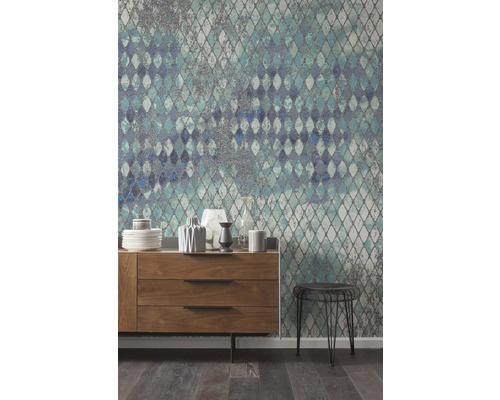 Salon avec commode, tabouret et papier peint à motifs losanges