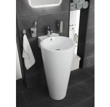 Salle de bains avec lavabo sur pied, robinet, porte-serviettes et accessoires.