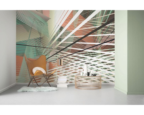 Salon avec papier peint design graphique, fauteuil et table d''appoint