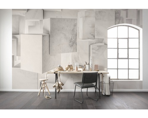 Arbeitszimmer mit Schreibtisch, Stuhl, Holzboden und einer Fototapete mit Würfelmuster