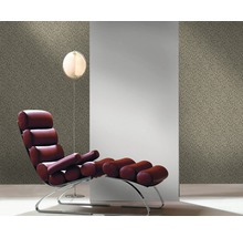 Pièce avec papier peint à motifs, fauteuil et lampadaire