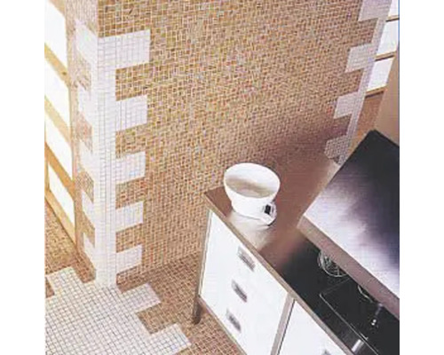 Salle de bains avec des carreaux de mosaïque sur le mur et le sol ainsi qu''un meuble-lavabo avec une tasse.