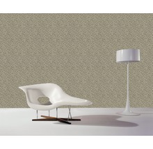 Aménagement intérieur avec papier peint à motifs, fauteuil et lampadaire