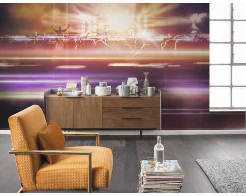 Salon avec commode, fauteuil et papier peint photo avec motif de concert