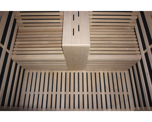 Vue intérieure d''un sauna avec revêtement en bois et banquettes