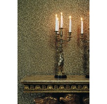 Papier peint doré avec motif de feuilles et chandelier sur une table ornée