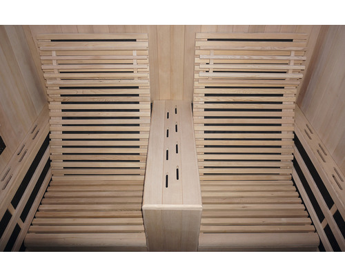 Intérieur d''un sauna avec des bancs en bois