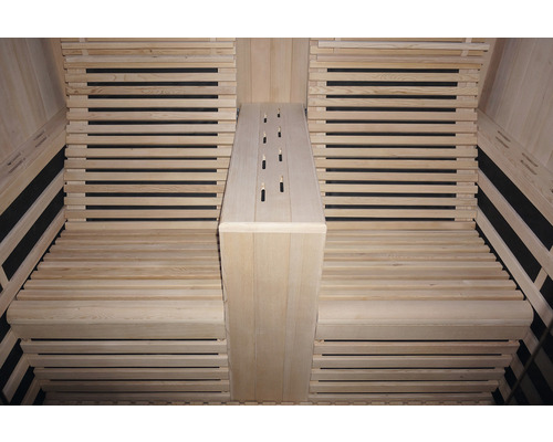 Vue intérieure d''un sauna avec des bancs en bois