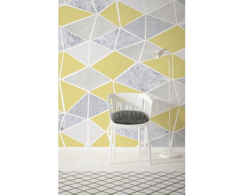 Szene mit geometrischer Tapete, Stuhl und Stehlampe für die Raumgestaltung