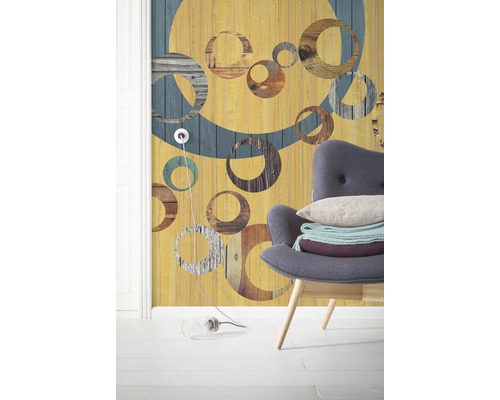 Salon avec papier peint à motifs et fauteuil