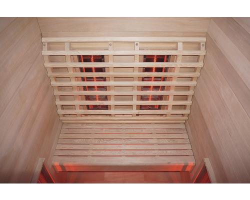 Vue intérieure d''un sauna infrarouge avec revêtement en bois et radiateurs infrarouges au plafond