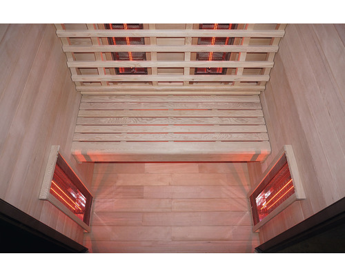 Vue intérieure d''un sauna infrarouge avec lambris en bois et radiateurs infrarouges
