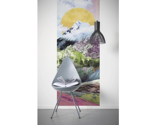 Zimmeransicht mit Fototapete, Stuhl und Hängelampe