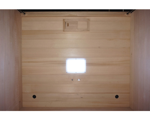 Vue intérieure d''un sauna avec lambris, ventilation et éclairage
