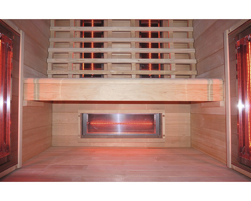 Intérieur d''un sauna avec des bancs en bois et des radiateurs infrarouges.