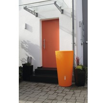 Façade de maison avec porte d''entrée, auvent et réservoir d''eau de pluie