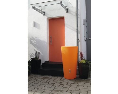 Façade de maison avec porte d''entrée, auvent et réservoir d''eau de pluie