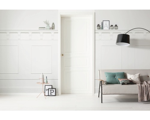 Pièce lumineuse avec lambris, porte, canapé et lampadaire