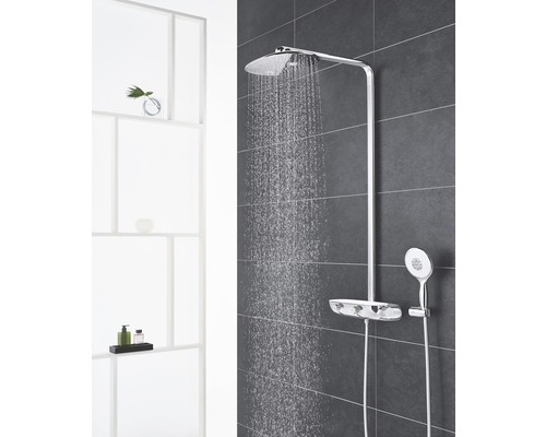 Duschsystem mit Kopf- und Handbrause im Badezimmer