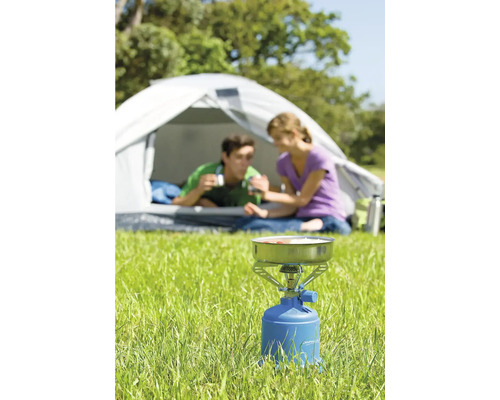 Szene mit Campingkocher im Freien, Paar im Zelt