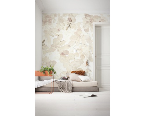 Heller Raum mit Fototapete mit Blättermotiv, Matratze und Pflanzgefäß