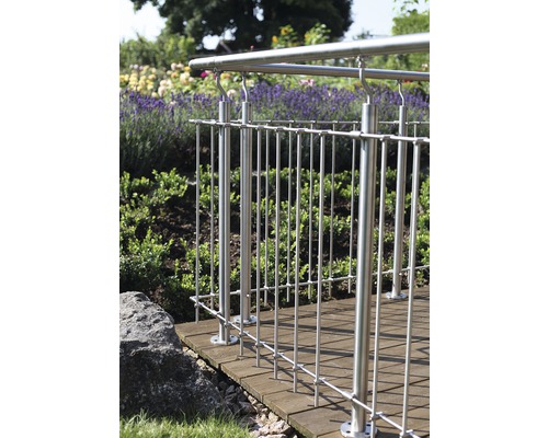 Edelstahlgeländer auf einer Holzterrasse in einem Garten