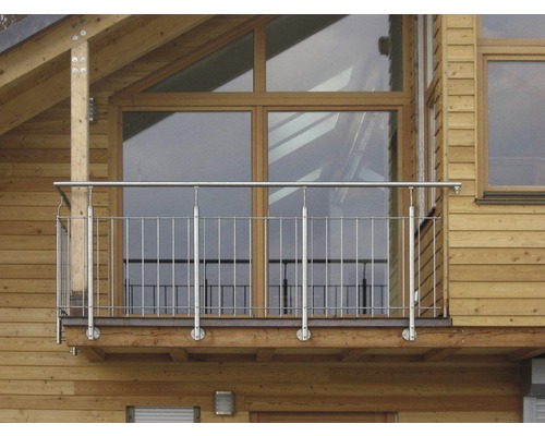 Aussenansicht eines Balkons mit Edelstahlgeländer an einem Holzhaus