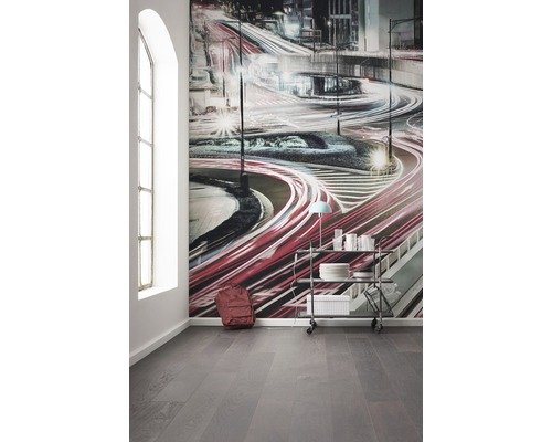 Espace de vie avec papier peint photo, chariot de service, sac à dos et plancher en bois