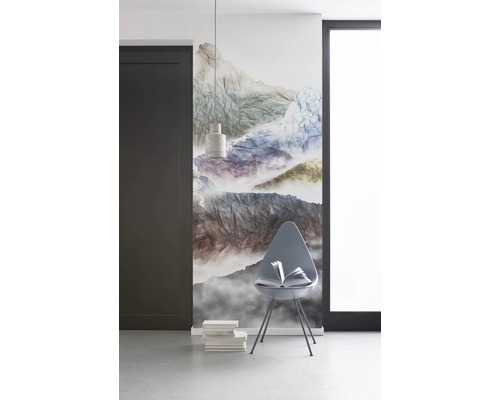 Szene mit Fototapete mit Bergmotiv, Stuhl und Bücherstapel