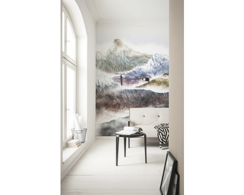 Pièce lumineuse avec papier peint à motif de montagne, tabouret, lampe et fenêtre