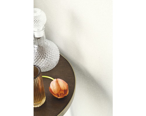 Papier peint décoratif sur un mur à côté d''une table avec une carafe et une fleur.