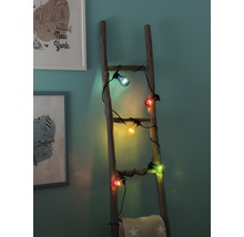 Guirlande lumineuse avec ampoules colorées sur une échelle en bois