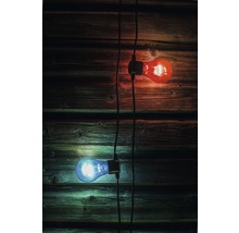 Ampoules sur une guirlande lumineuse devant un mur en bois