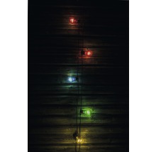 Guirlande lumineuse décorative avec des ampoules multicolores devant un mur en bois