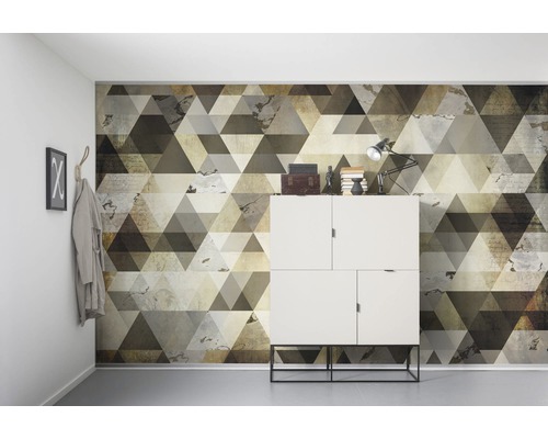 Salon avec un papier peint mural à motif géométrique triangulaire et une armoire blanche