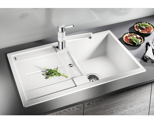 Weisse Küchenspüle mit Abtropffläche und Wasserhahn