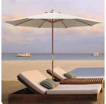 Scène de plage avec parasol et chaises longues